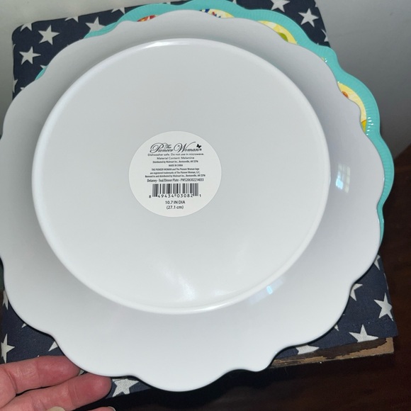 - Four (4) Pioneer Woman Delaney /Teal/10.7" Dia Melamine Dinner Plates Fl… - Picture 2 of 3